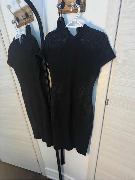 BCBGMaxAzria Dresses & Skirts - BCBGMaxAzria Black Embroidered Short Sleeve Mini Dress